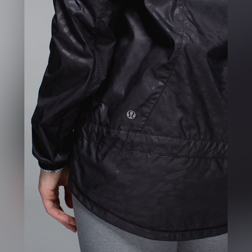 Lululemon Miss Misty Jacket II Desert Snake Embossed Black Rain Coat Hooded XS - Picture 6 of 16